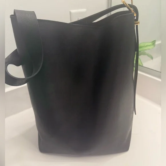 COPY - Madewell Essential Bucket tote black - Picture 3 of 4